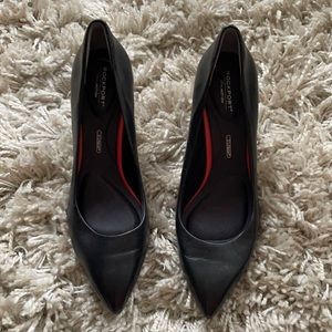 Pointy toe Rockport heels!
